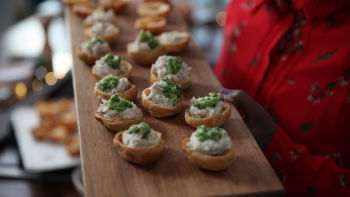 Хапки с мус от пушена скумрия и зелено ананасово чътни
