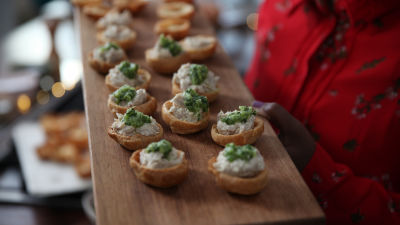 Хапки с мус от пушена скумрия и зелено ананасово чътни