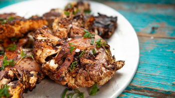 Пилешки бутчета и карфиол с джърк марината