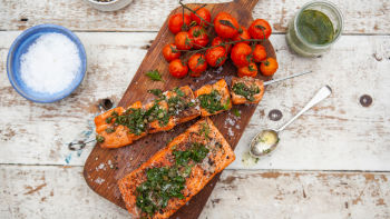 Печена сьомга по два начина