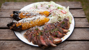 Говежди стек на скара с печена царевица и салата от фенел