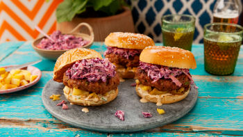 Свински бургер с ананас и колсло