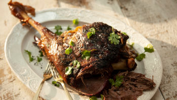 Бавно печен агнешки бут