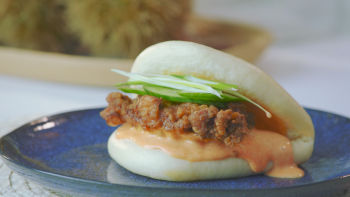 Хлебчета на пара с пържено пиле