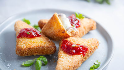 Панирани сандвичи с моцарела и прошуто