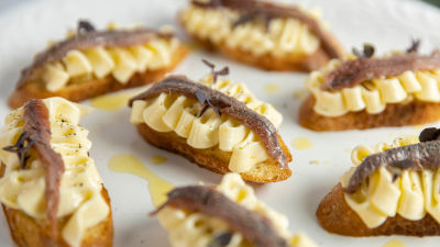 Кростини с чесън, аншоа и бито масло