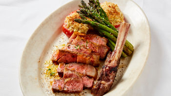 Говежди стек с аспержи и пълнени домати