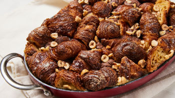 Хлебен пудинг с кроасани и лешници