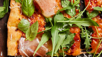 Пица със спек и рукола