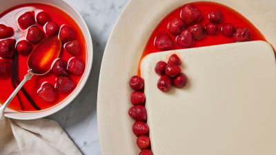 Панакота с поширани ягоди