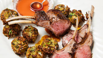 Агнешки ребра с подправки, оцетено-ментов сос и кюфтенца от тиквички