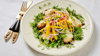 Салата с рачешко месо и манго