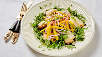 Салата с рачешко месо и манго