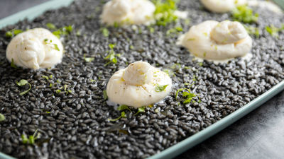 Черно ризото с просеко, скариди и лайм