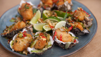 Пикантни пържени стриди от остров Бруни с маринована краставица