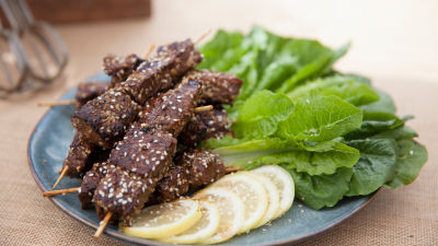 Шишчета от телешко със соев сос и сусам