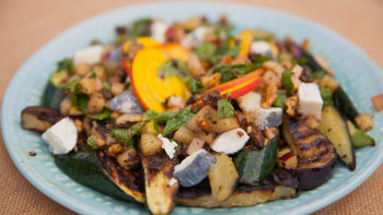 Салата от печени зеленчуци и орехи със салца