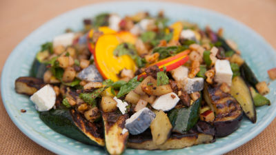 Салата от печени зеленчуци и орехи със салца