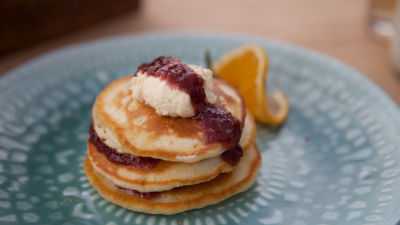 Малки палачинки със сладко от ревен и малини и сметана