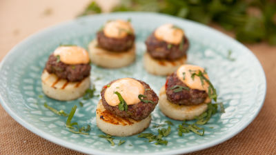 Азиатски агнешки кюфтенца върху канапе от маниока