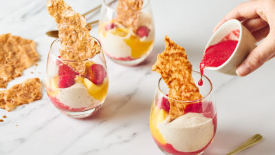 Бананов сладолед с манго, малини и хрупкави бисквити