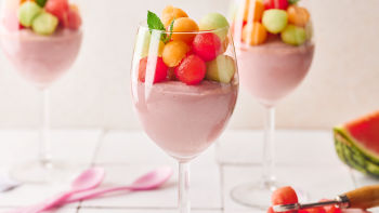 Мус от червено вино с плодови топчета