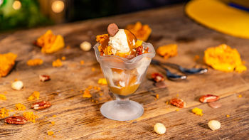 Мелба със сладолед, медена пита и сос "Бътърскоч"