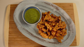 Бхаджи от моркови и пащърнак с чътни от кориандър и чили