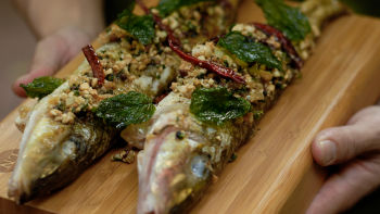 Печена риба с хрупкава мента