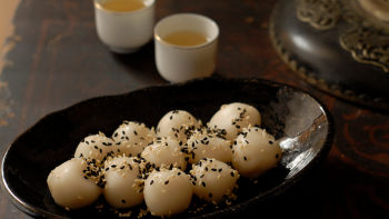 Лепкави кнедли със сусам