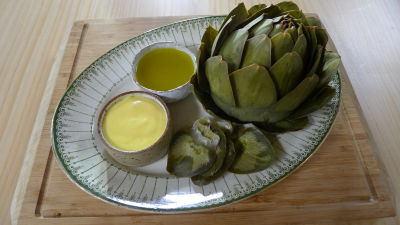 Артишок със сос Винегрет и сос Холандез