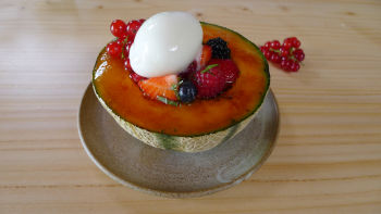 Захаросан пъпеш с горски плодове