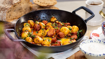 Картофи с чоризо и доматена салца