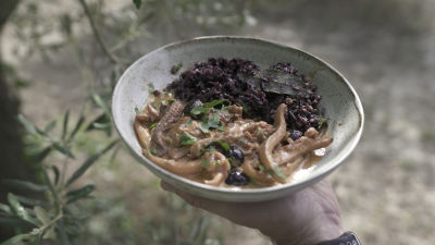 Задушена сепия с червен ориз и сос Айоли