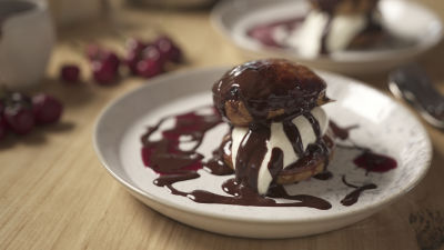 Шоколадов милфьой с череши и шоколадов сос
