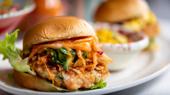 Бургери със скариди и салца от царевица и манго