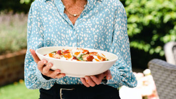 Салата с ориз, аспержи и топло пушена сьомга