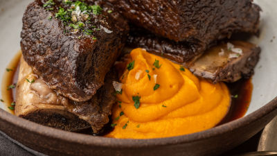 Телешки гърди във вино с морковено пюре