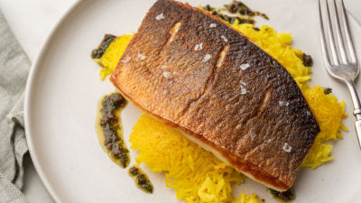 Хрупкав лаврак с ориз и шафран