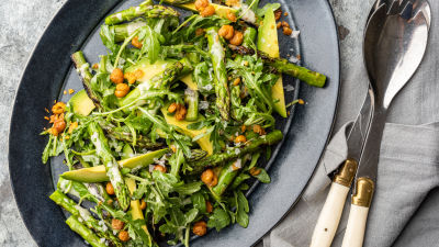 Салата с аспержи и нахут