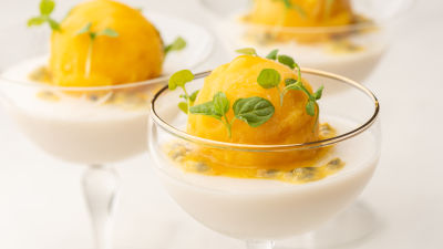 Кокосова панакота със сорбе от маракуя и мескал