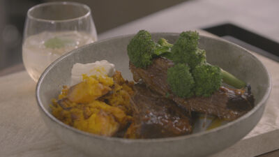 Бавно печено говеждо с пюре от тиква и броколини