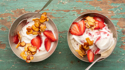 Домашен сладолед с ягодов сироп и карамелизирани бадеми