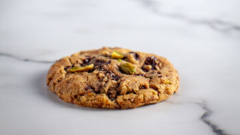 Бисквити с парченца натурален шоколад