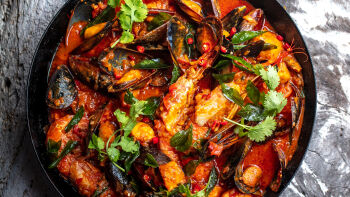 Къри с морски дарове и пири-пири