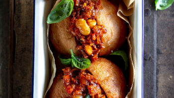 Чакалака в пържени хлебчета