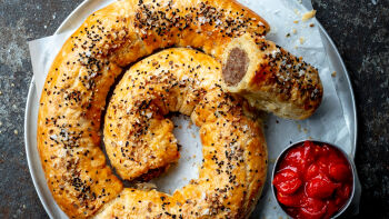 Руло с наденица