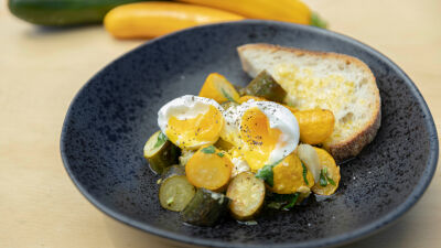 Задушени тиквички с лимон и чесън