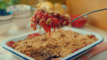 Крамбъл с круши и сливи