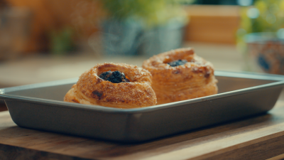 Печени ябълки в бутер тесто